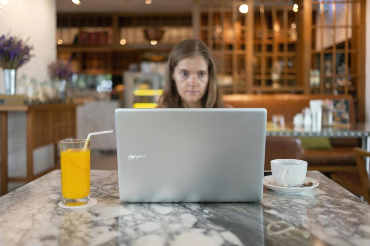 Profesionales trabajando en equipo analizando datos financieros